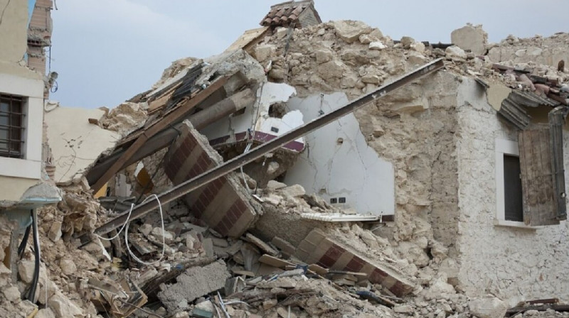 Трое погибли, более 800 ранены: сильное землетрясение потрясло Иран