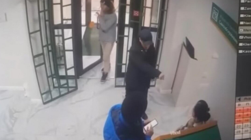 В Актау неизвестный напал с ножом на отделение банка