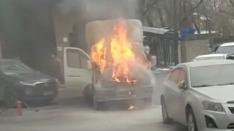 "Газель" сгорела в Алматы. Видео