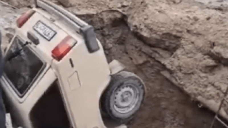 Автомобиль провалился в глубокую яму в Семее