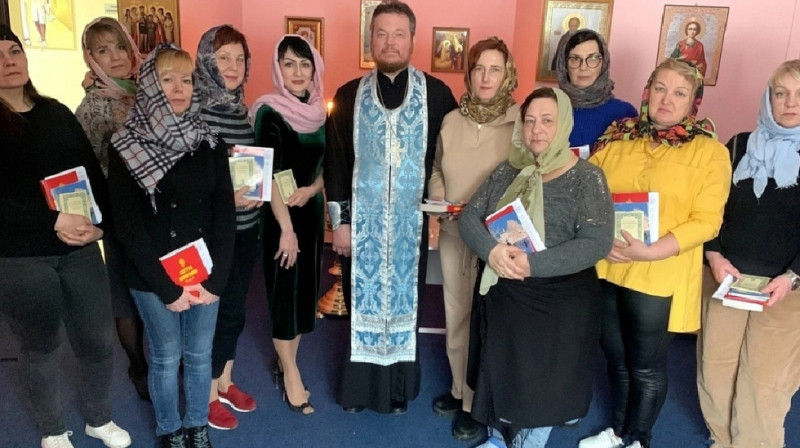 Матерей и жен погибших военных реабилитируют с помощью кошек, макияжа и молитв