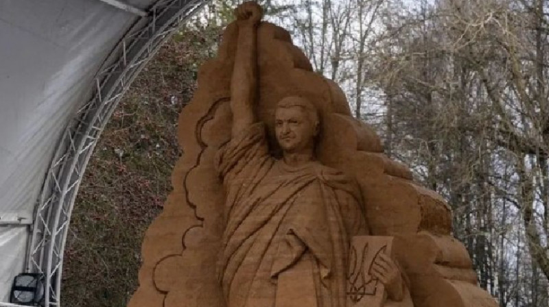 Огромную скульптуру Зеленского в виде статуи Свободы установили в Эстонии