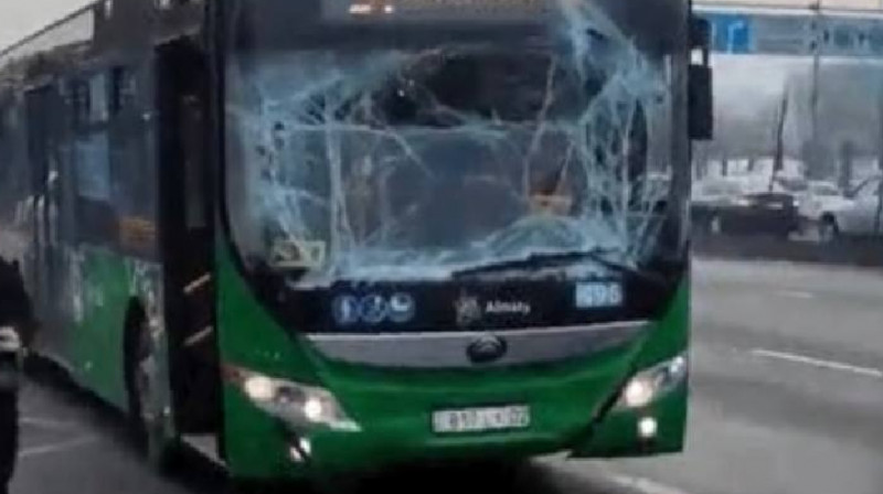 В Алматы столкнулись два автобуса. Видео