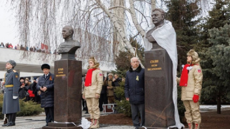 В Волгограде торжественно открыли памятник Сталину