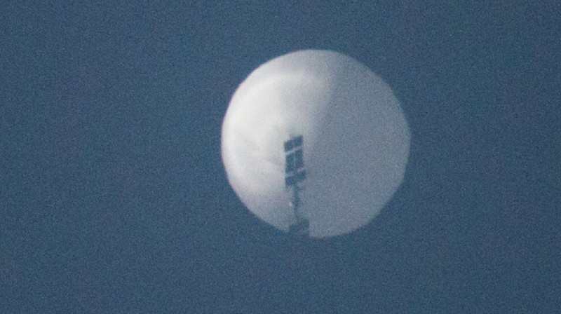 В небе над США обнаружили "шпионский шар" из Китая. Видео