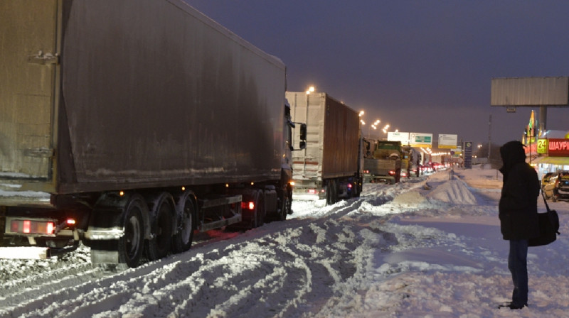 Кыргызстанские дальнобойщики с грузом застряли в Беларуси
