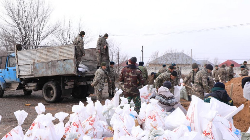 В Туркестанскую область на борьбу с паводками направлены военные