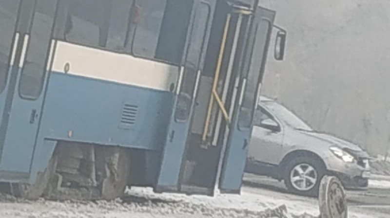 Трамвай сошел с рельсов в Усть-Каменогорске. Видео