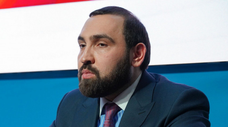 Депутат Госдумы предложил чипировать чиновников-любителей зарубежных курортов