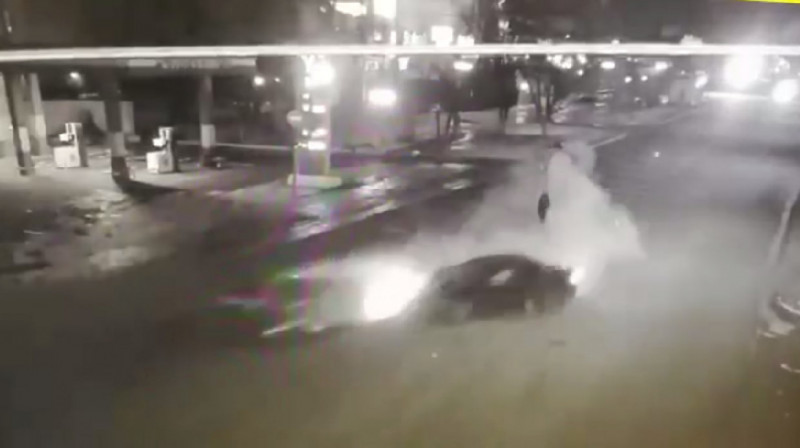 Иномарка на полной скорости протаранила автомобиль на светофоре в Уральске. Видео