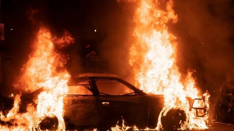 Парня с девушкой отправили в колонию за поджог автомобиля полицейского со знаком "Z"