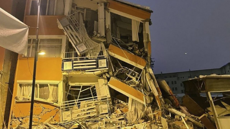Более 300 человек погибли в результате мощного землетрясения в Турции и Сирии