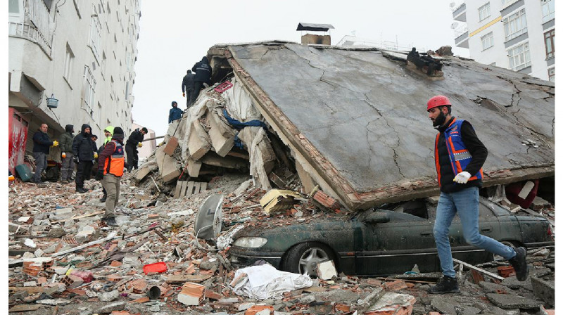 Число жертв землетрясения в Турции достигло 912 человек