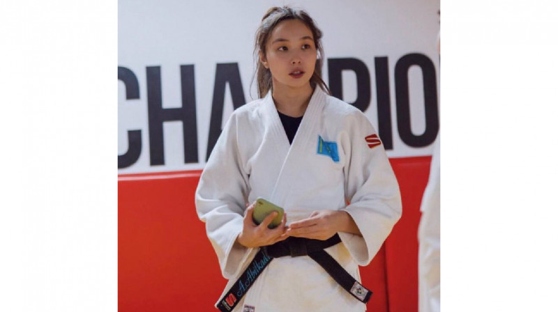 Париждегі турнирде қарсыласын тістеп алған Қазақстан спортшысы мәлімдеме жасады