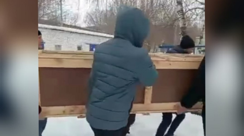 Гробы с погибшими в войне в Украине развозят в Татарстане. ВИДЕО