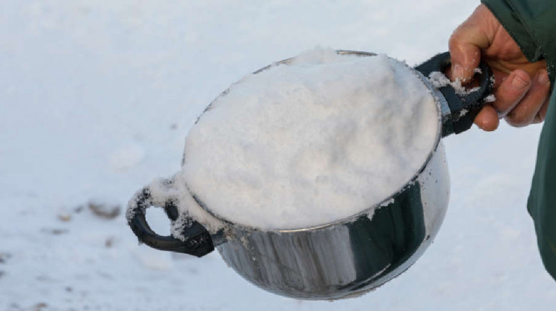 Растапливают снег, чтобы умыться: алматинцы неделями живут без воды