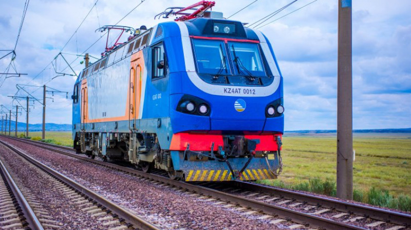 Смертельный наезд поезда на мужчину попал на видео в Кызылорде