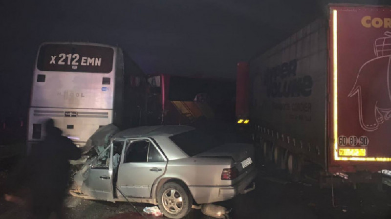 Смертельное ДТП с участием 8 автомобилей произошло на трассе Алматы - Бишкек