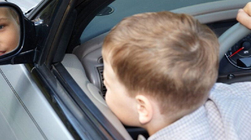 В Актау 13-летний школьник на внедорожнике пытался скрыться от полиции. Видео