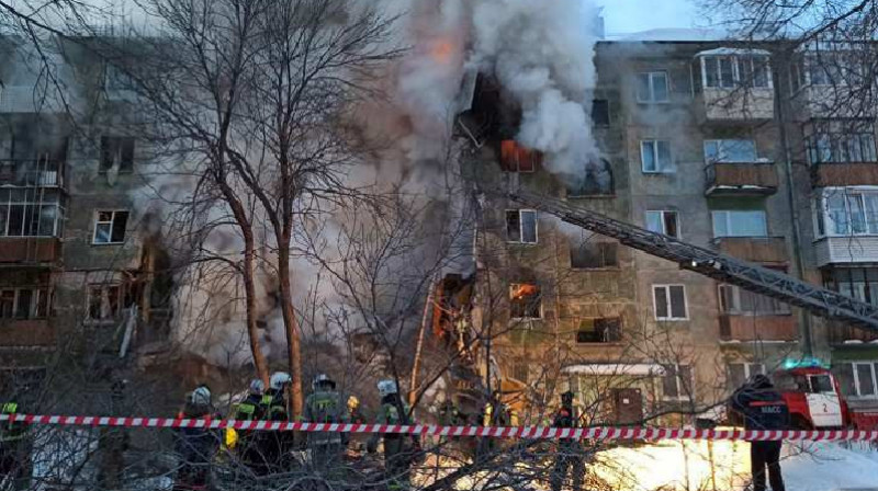 Два подъезда пятиэтажки обрушились в результате взрыва в Новосибирске