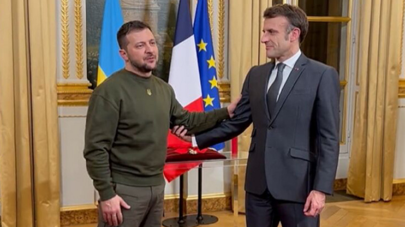 Макрон наградил Зеленского орденом Почетного легиона