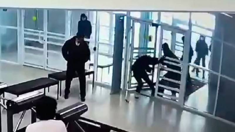 В Челябинске школьники устроили массовую драку с молотками и пистолетом из-за национальности