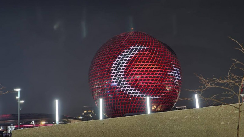 Шар EXPO в Астане окрасили в цвета флага Турции