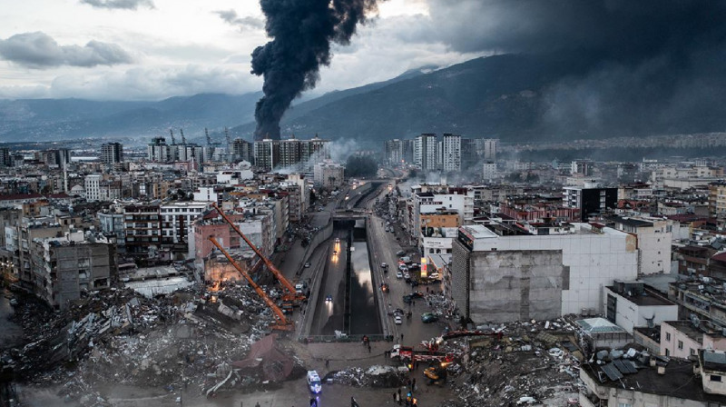 Нет необходимости отправлять танки: Charlie Hebdo высмеял землетрясение в Турции