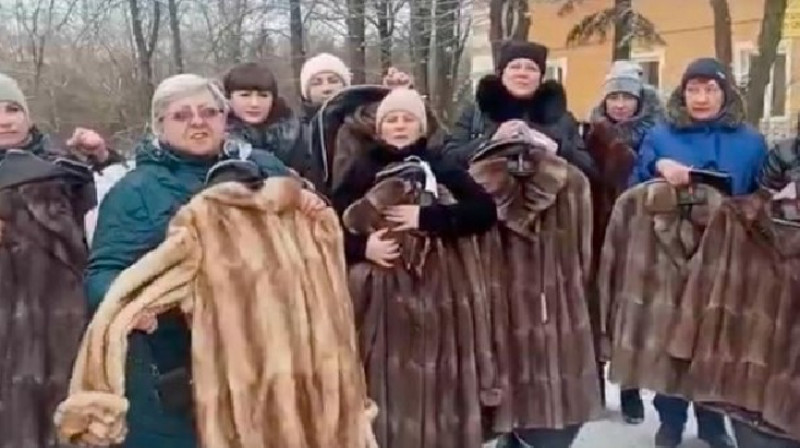 Семьям погибших военных Донбасса подарили шубы, а после съемок видео забрали