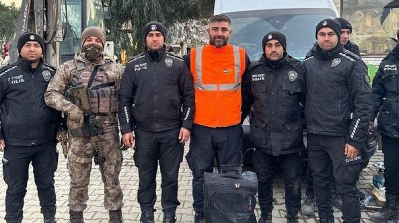 4 млн долларов во время разбора завалов нашел спасатель в Турции