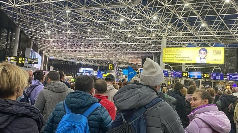 Более 300 россиян застряли в аэропорту Дели без еды и воды