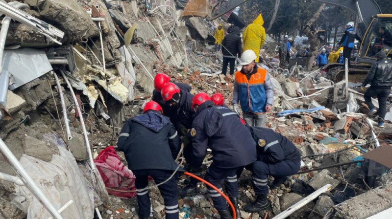 Семимесячный младенец пролежал под грудой обломков около шести суток