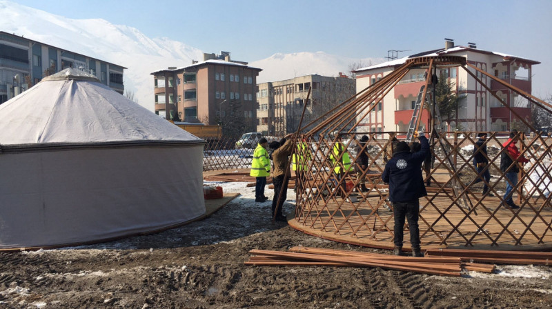 Қазақстаннан Түркияға жеткізілген киіз үйлерді апат аймағында құра бастады