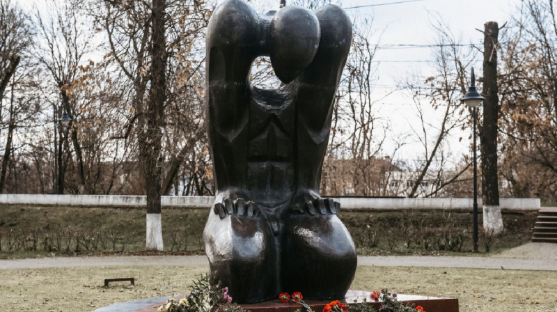 В Твери женщину осудили за возложение цветов к памятнику
