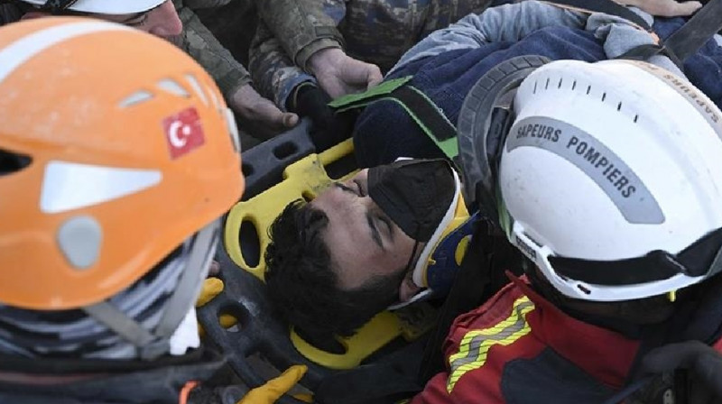 На девятые сутки после землетрясения под завалами в Турции продолжают находить живых людей