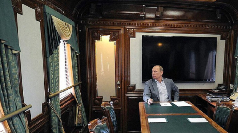 Путин пересел с президентского самолета на бронепоезд