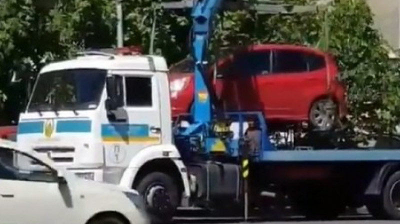 В Костанае казахстанка получила два штрафа за машину на эвакуаторе