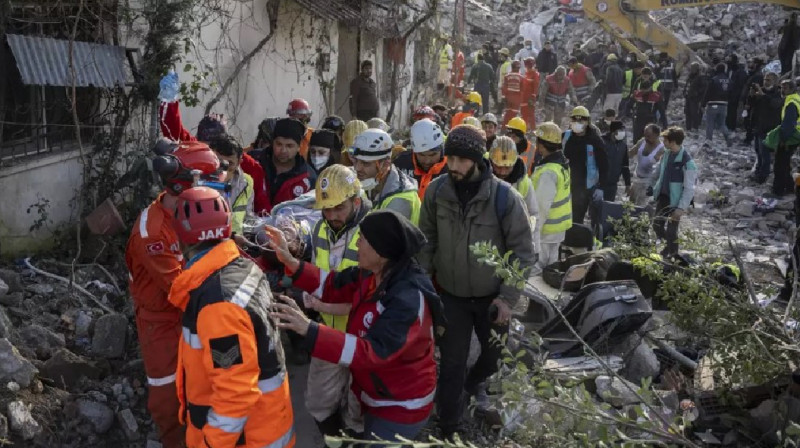 В Турции женщину с двумя детьми спасли на 10-е сутки после землетрясения