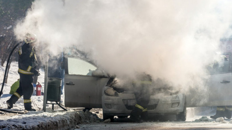 Ақмола облысында жолда тұрған көлік жанып кетті