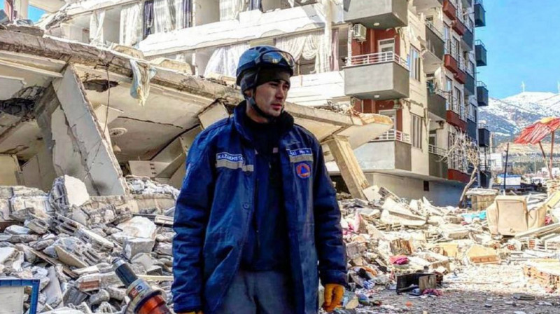 У казахстанского спасателя, участвующего в разборе завалов в Турции, родилась дочь