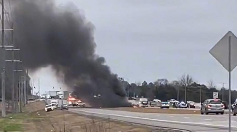 В США военный вертолет потерпел крушение и сгорел на трассе