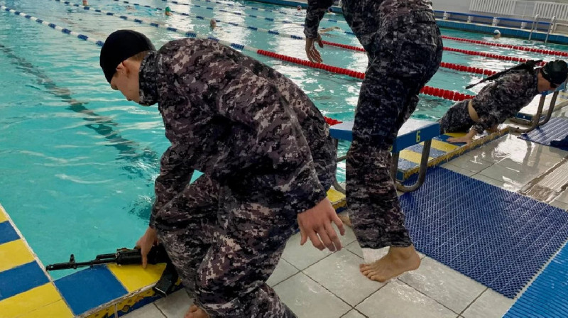 Заплывы с автоматами и в камуфляже - в Магнитогорске прошла спартакиада для школьников
