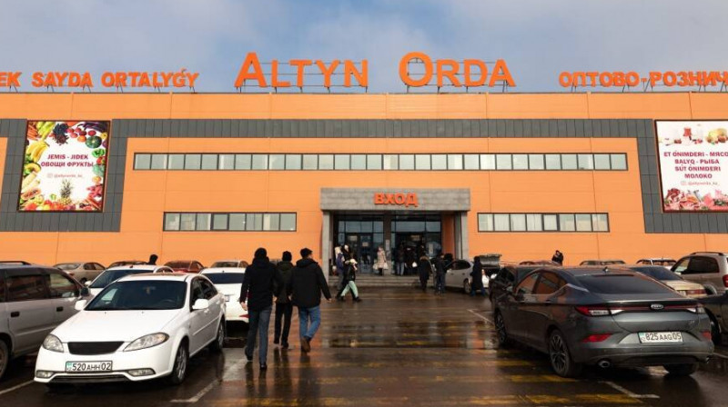 "Алтын орда" базарынан "ақша жинады" деп айыпталған полиция қызметкерлері сотталды