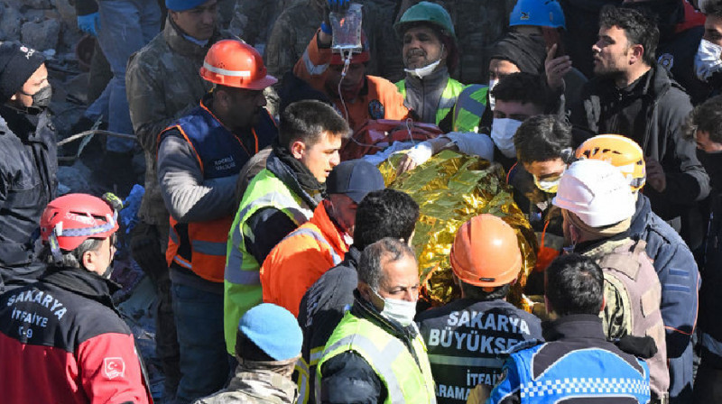 Спустя 11 суток в Турции из-под завалов спасли девушку