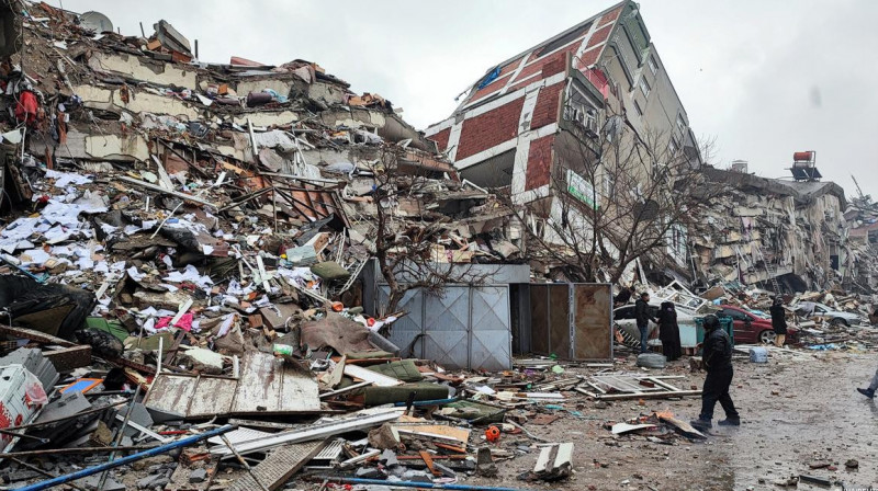 Түркияда жер сілкінісінен құлаған үйдің астында қалған екі адам 10 күннен кейін тірі шықты