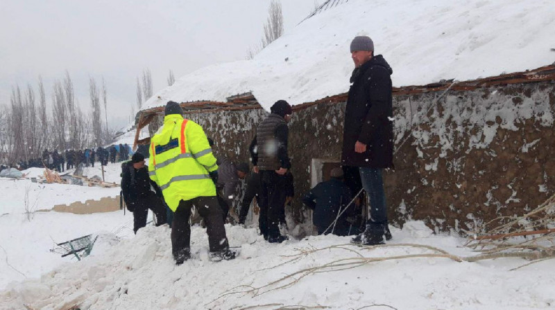 В Кыргызстане три человека попали под лавину