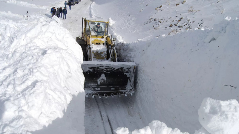 Лавина в горах Кыргызстана стала причиной 3-километровой пробки