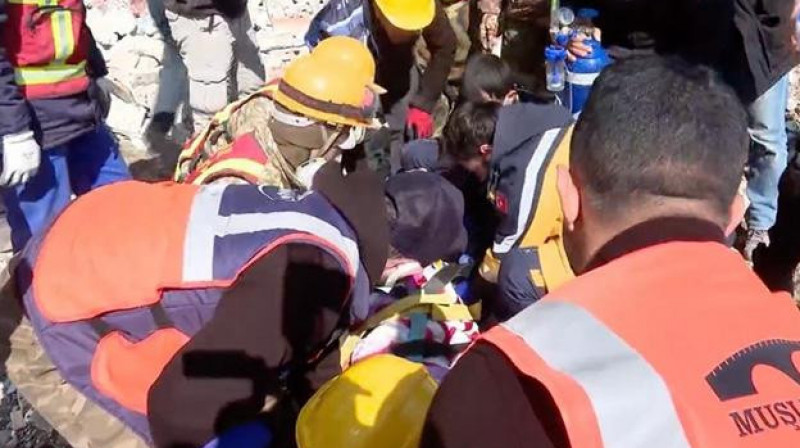 В Турции три человека спасены из-под завалов на 296-й час после землетрясения