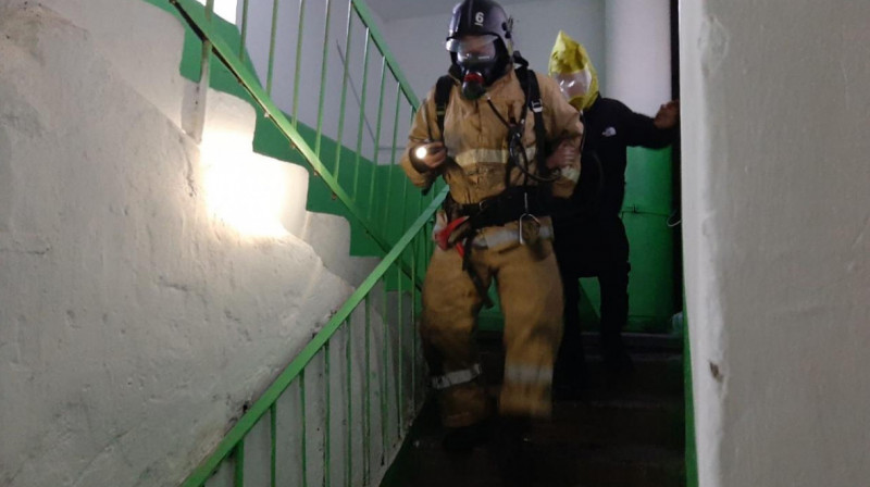 Пожарные спасли 20 человек из горящего дома в Экибастузе