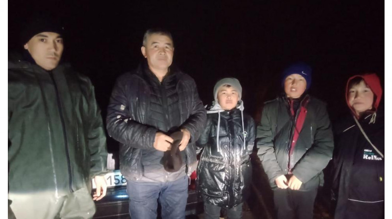 В Алматинской области три ребенка оказались отрезаны от дома из-за талых вод